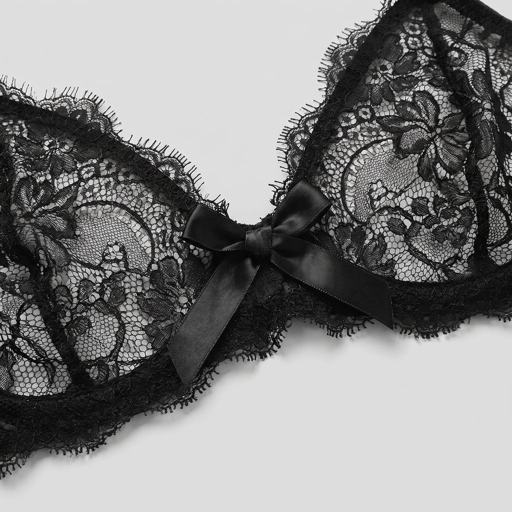 Détail des bonnets en dentelle florale et du noeud satin du décolleté en V