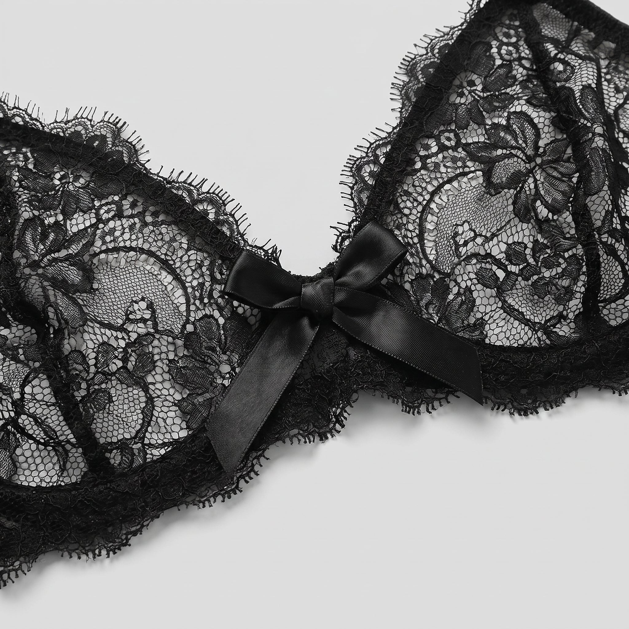 Détail des bonnets en dentelle florale et du noeud satin du décolleté en V Image