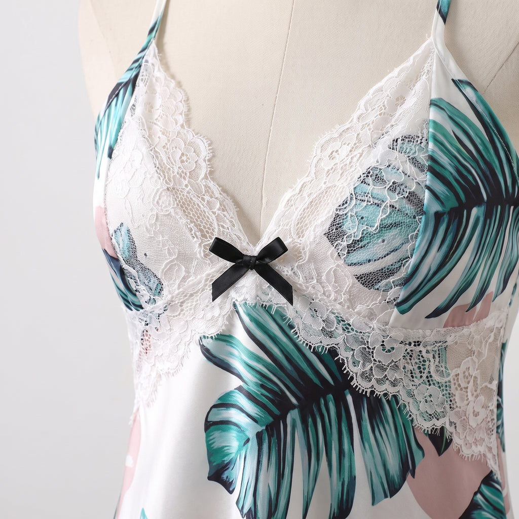 Détail des bonnets en dentelle blanche et du noeud satin sur l'imprimé tropical