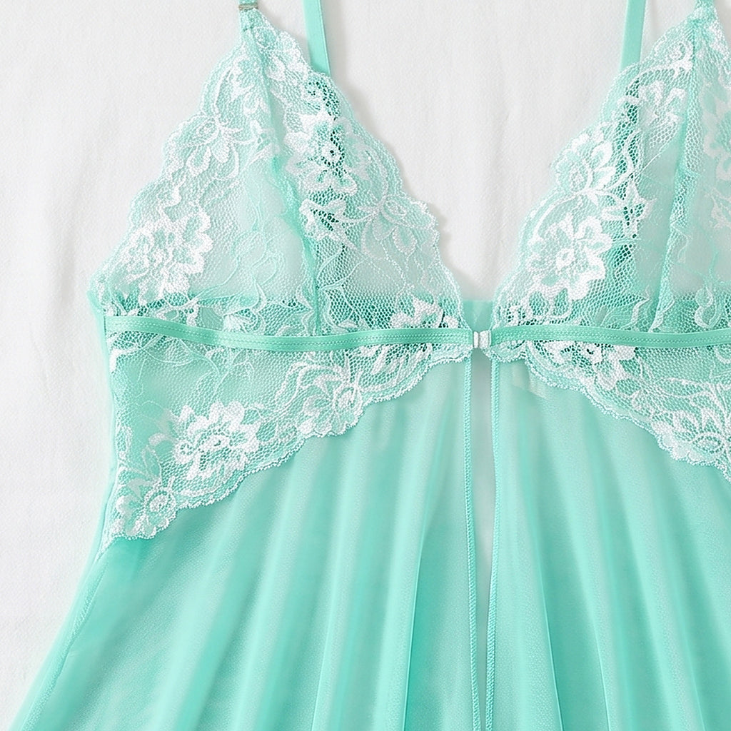 Détail des bonnets en dentelle florale vert menthe et blanc