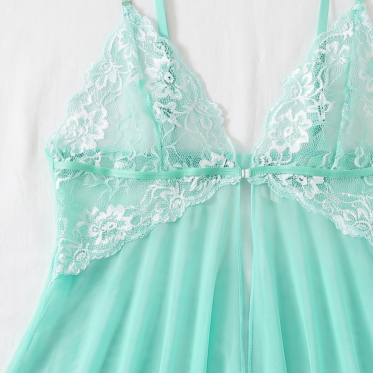 Détail des bonnets en dentelle florale vert menthe et blanc