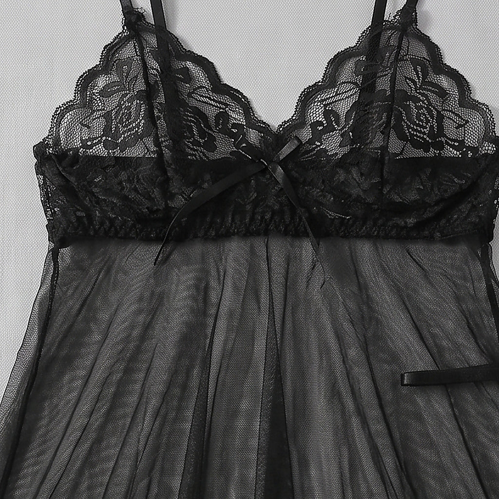 Détail des bonnets en dentelle florale noire et du noeud satin