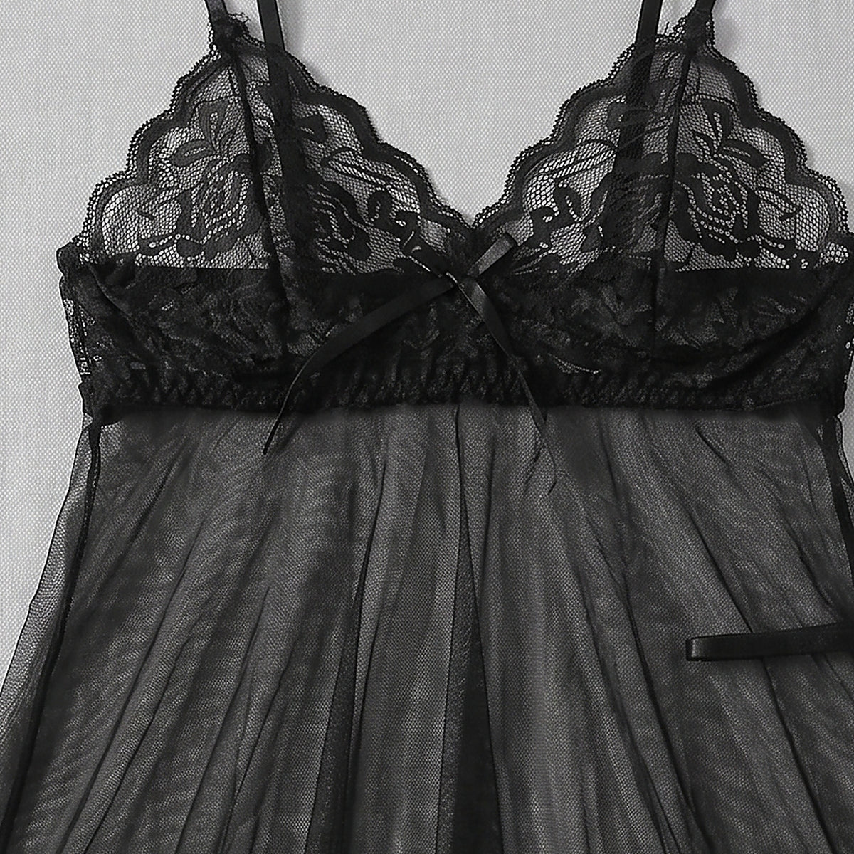 Détail des bonnets en dentelle florale noire et du noeud satin