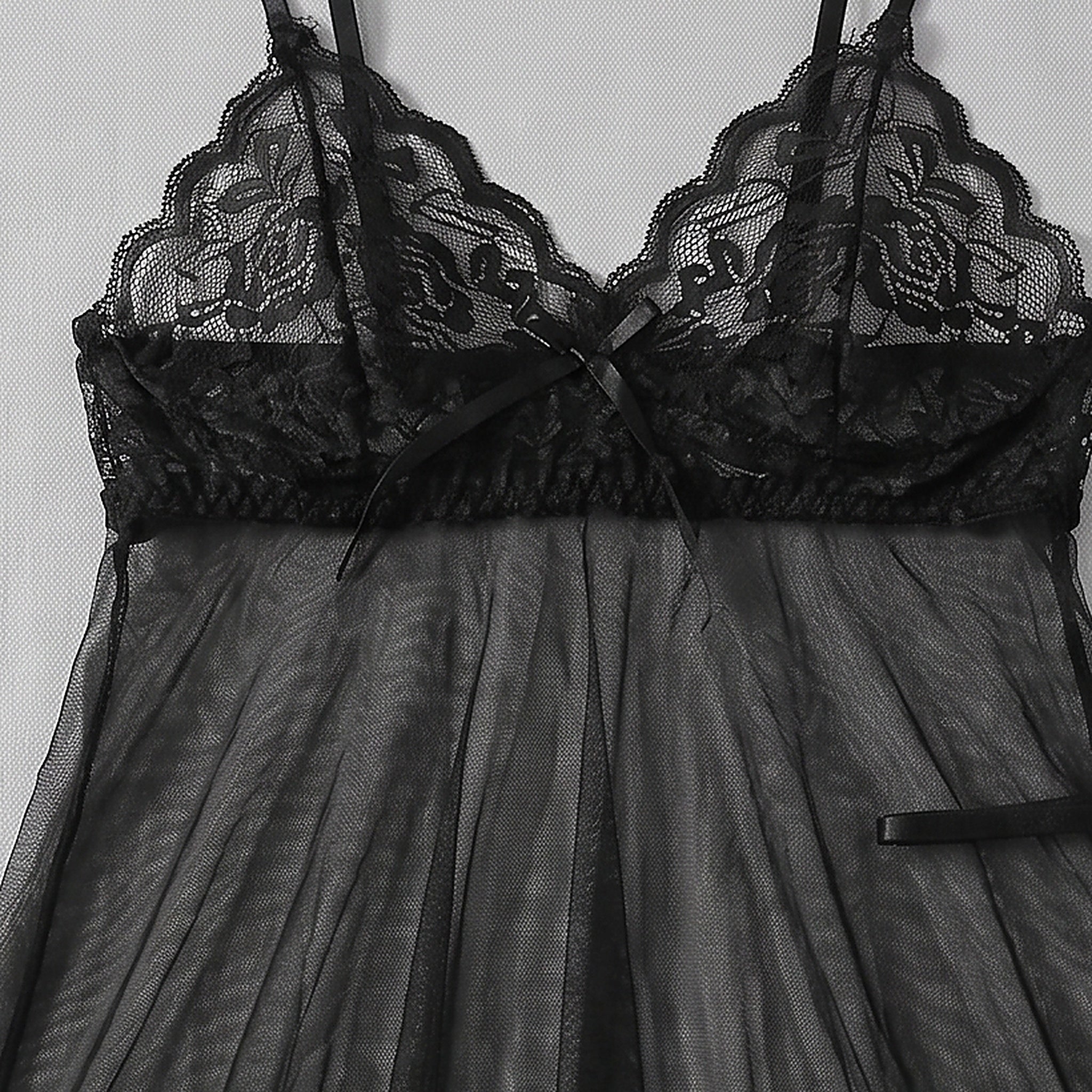 Détail des bonnets en dentelle florale noire et du noeud satin Image