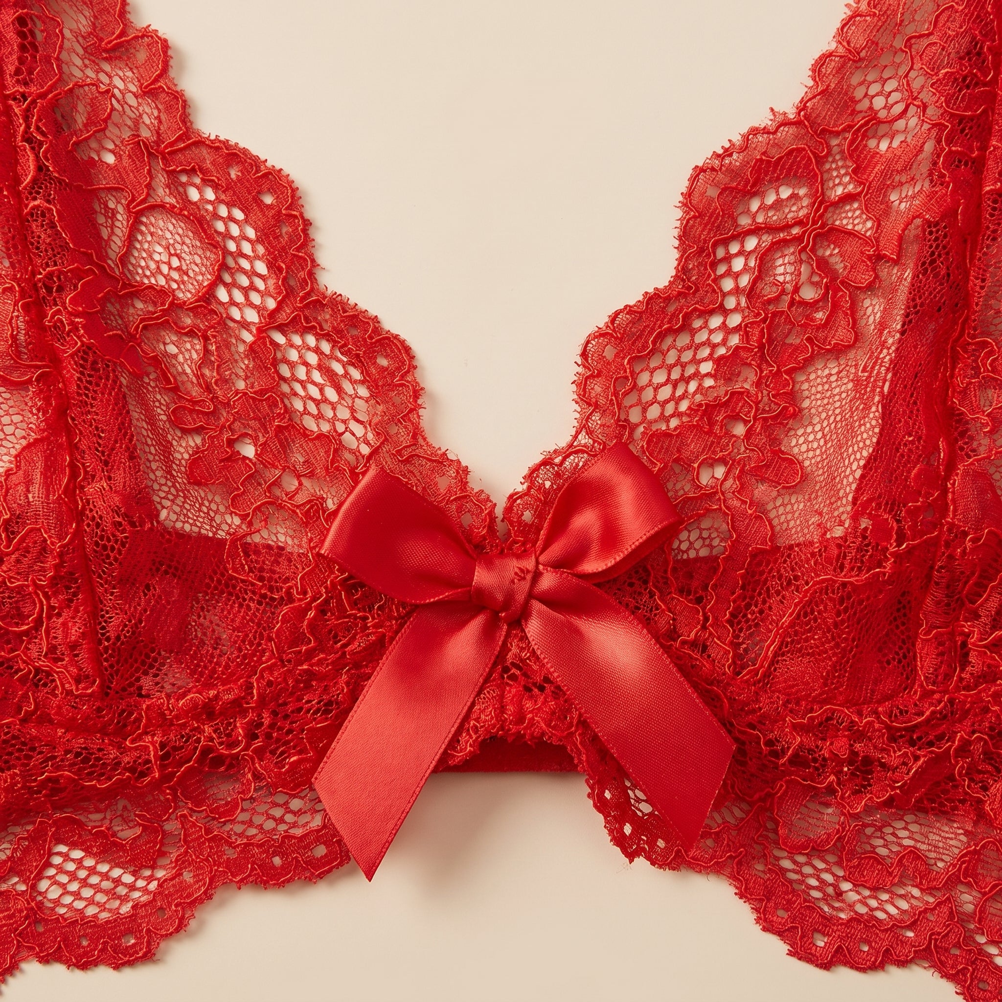 Détail des bonnets en dentelle florale rouge et du noeud satin Image