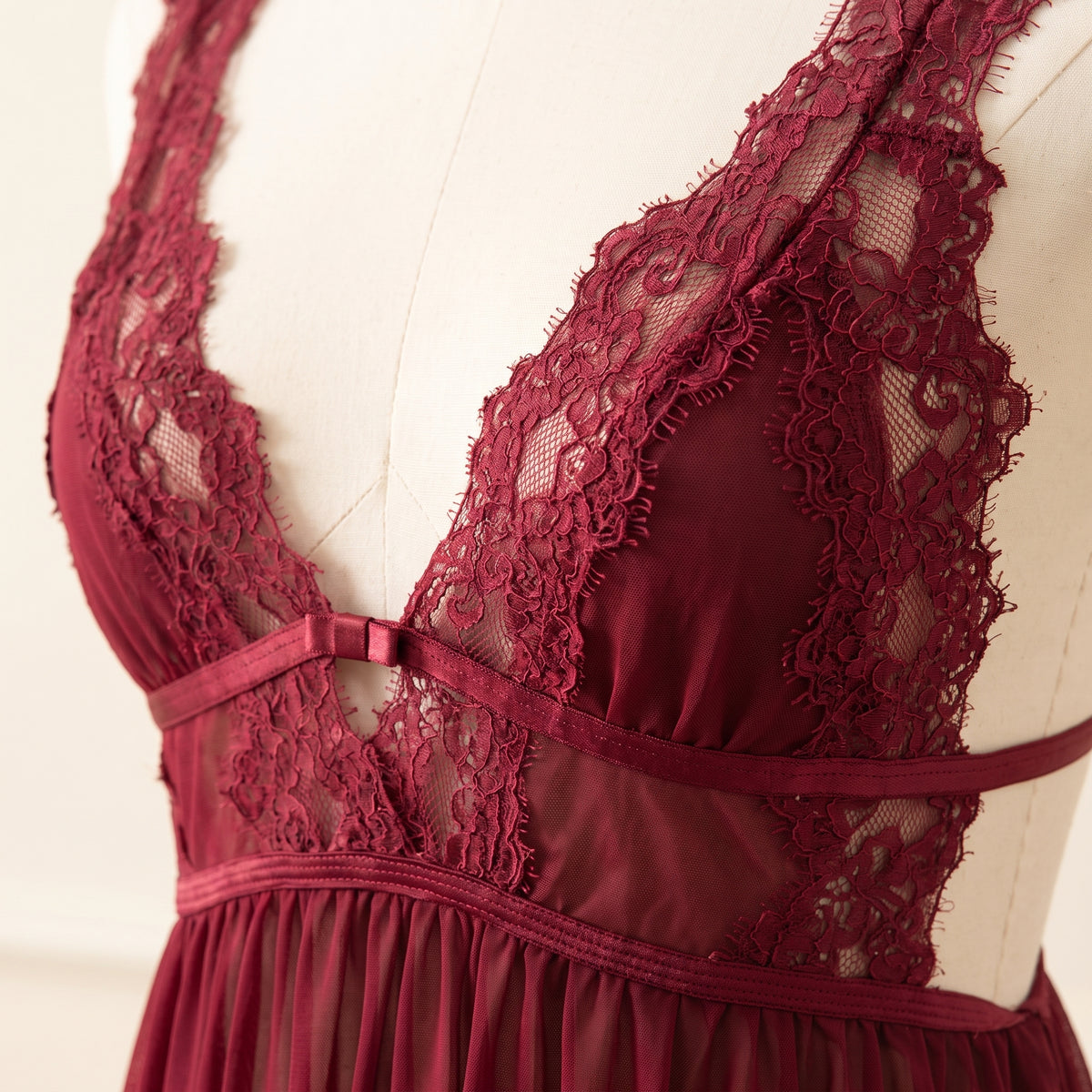Détail des bonnets en dentelle guipure florale rouge bordeaux et de la bande satin