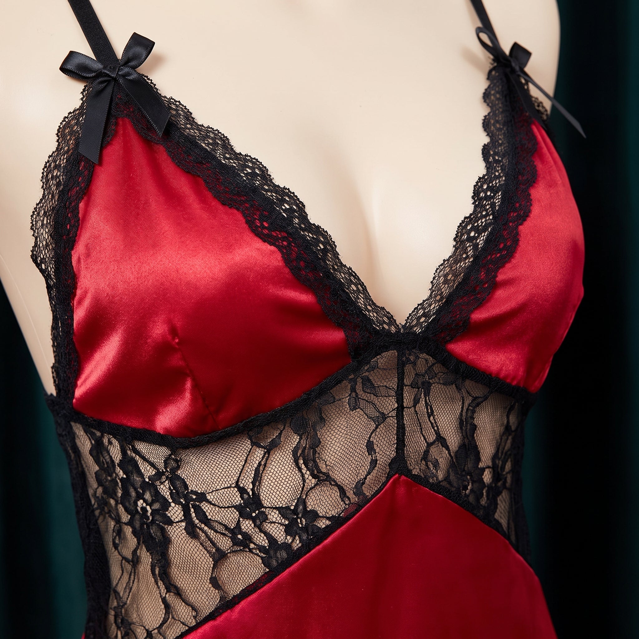 Détail du décolleté en V bordé de dentelle noire et des noeuds satin Image