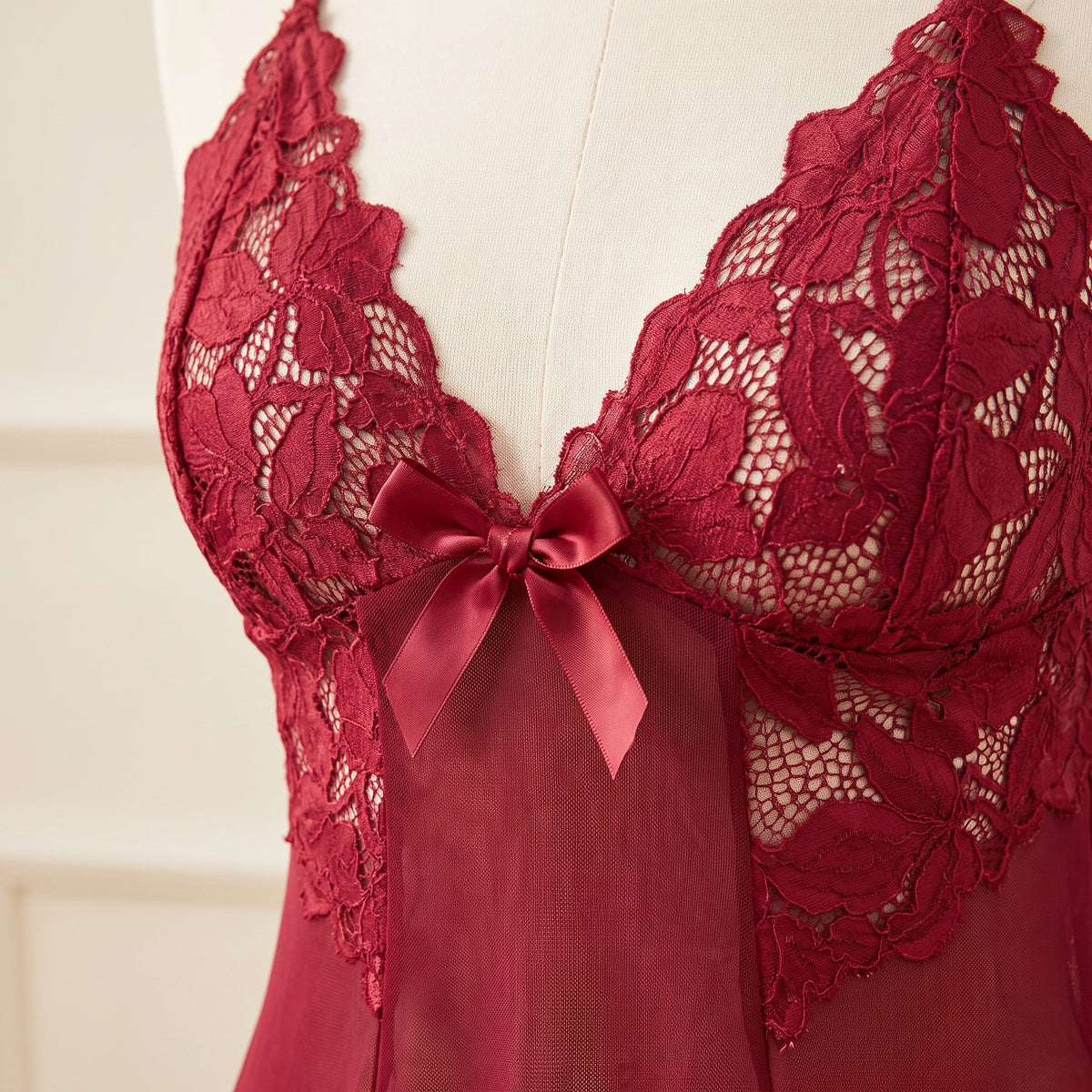 Détail des bonnets en dentelle guipure rouge et du noeud satin