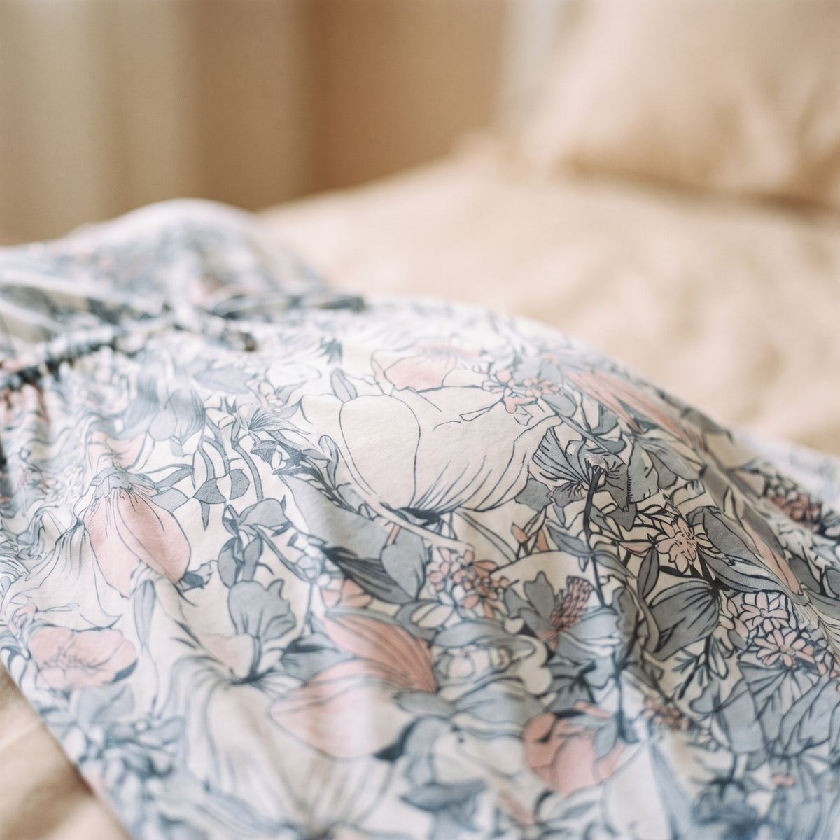 Gros plan sur le motif fleuri de la nuisette de grossesse et d'allaitement