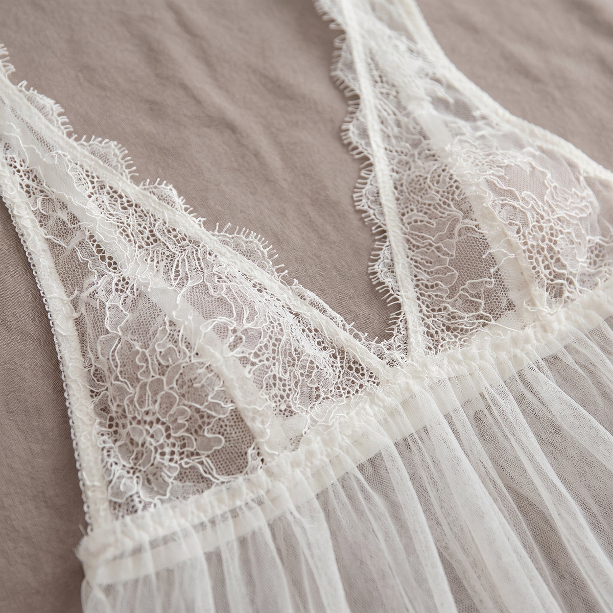 Détail du bustier à bonnets triangle en dentelle et décolleté en V