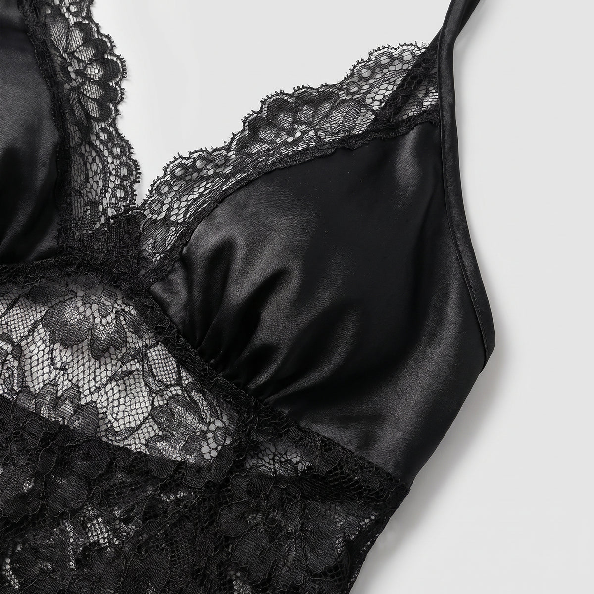 Détail du bonnet en satin bordé de dentelle florale noire