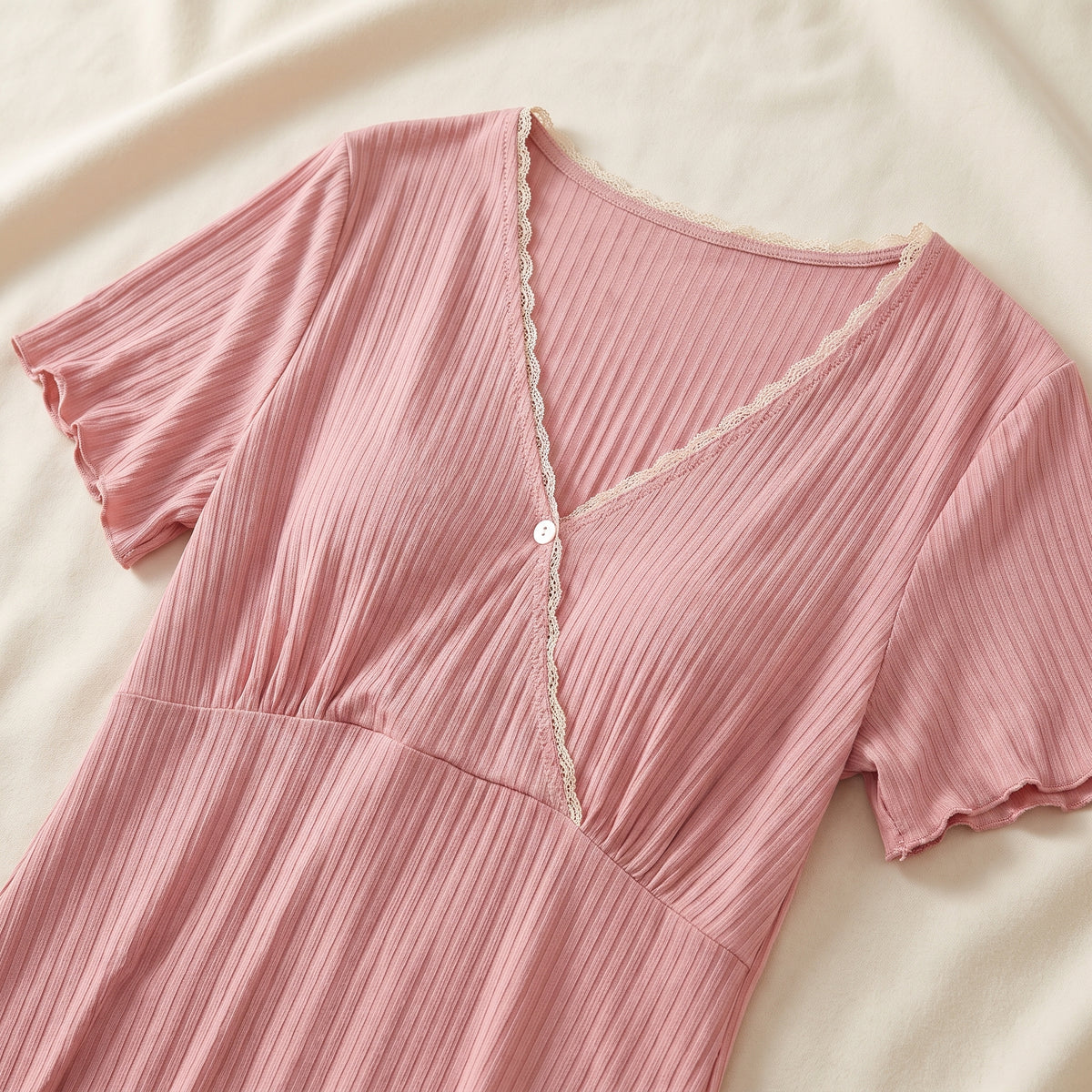 Devant croisé de la chemise de nuit maternité rose pour des nuits plus simples avec bébé