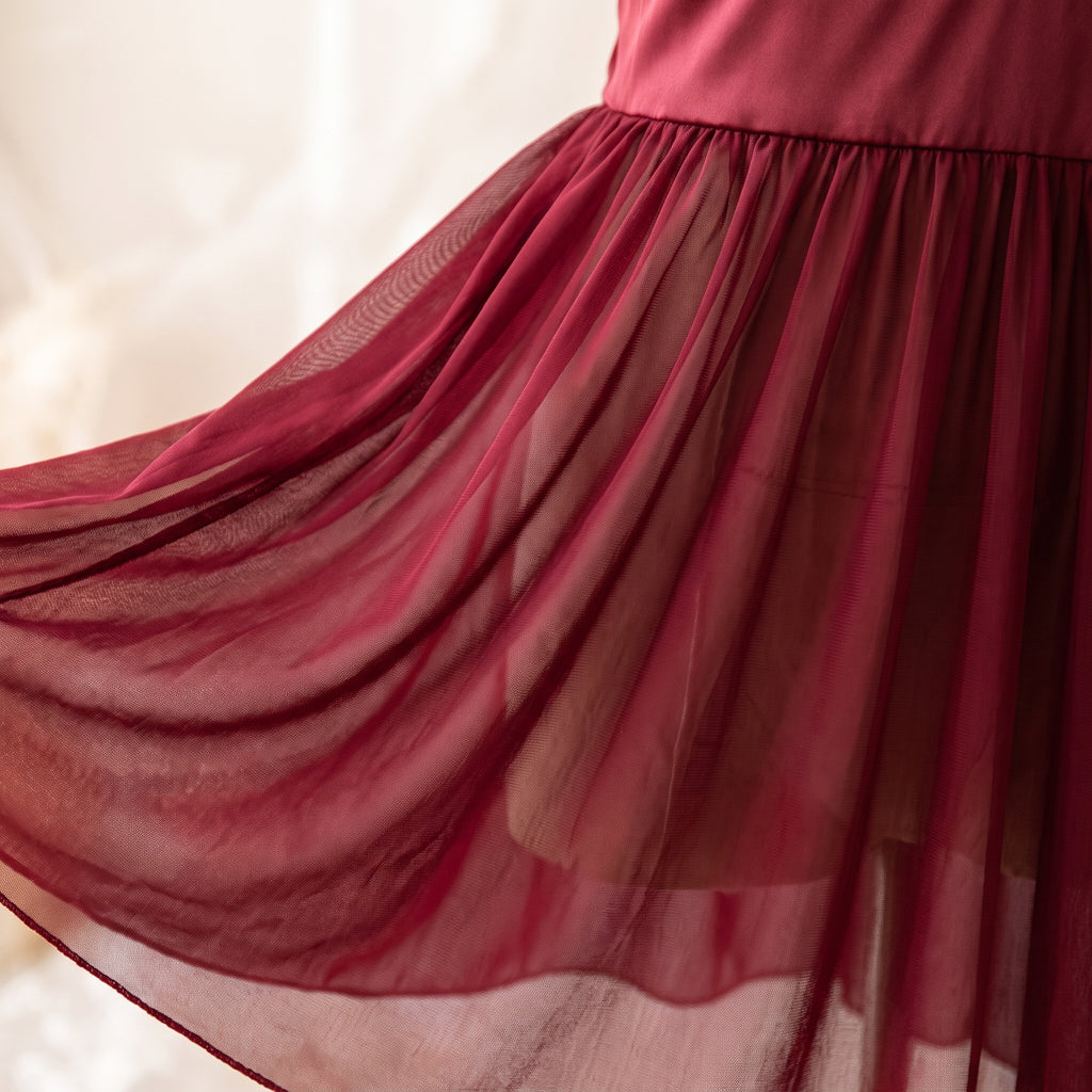 Détail de la jupe en voile chiffon rouge bordeaux transparent