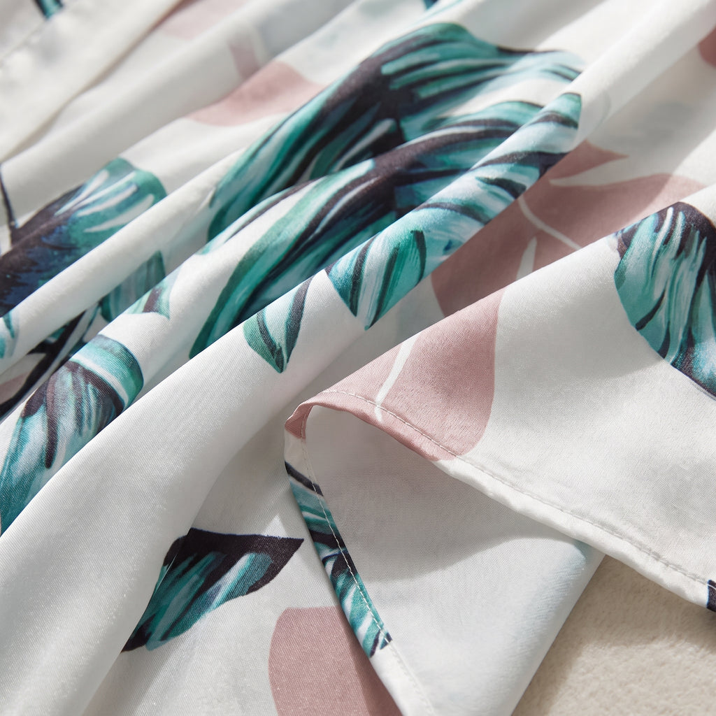 Détail du satin imprimé feuilles tropicales du kimono