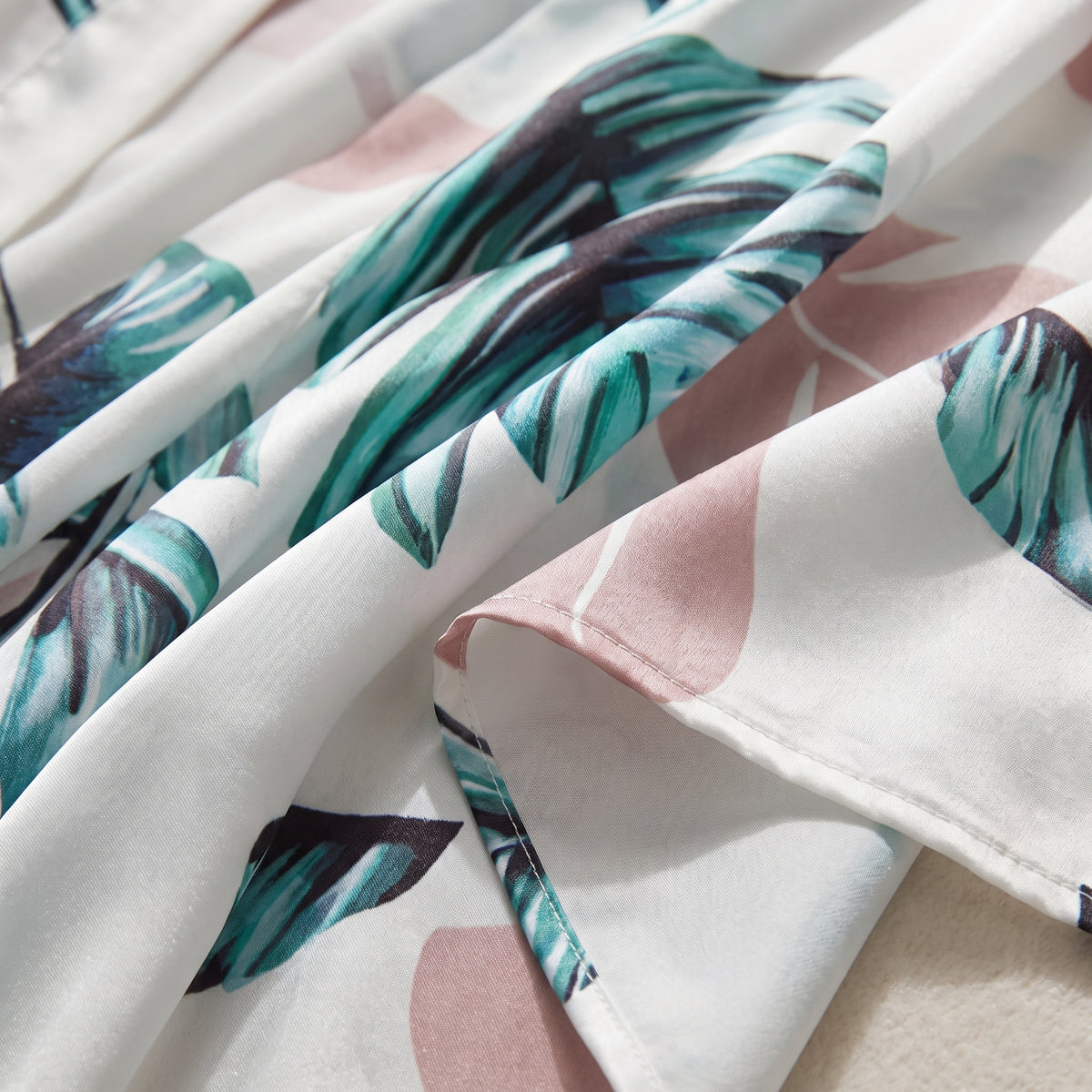 Détail du satin imprimé feuilles tropicales du kimono