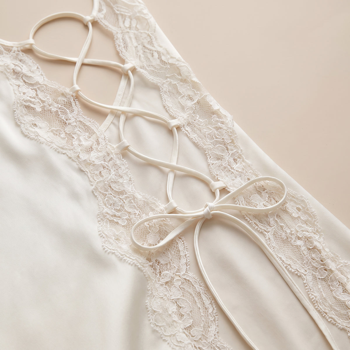 Détail du laçage latéral croisé en cordons satin et de la dentelle