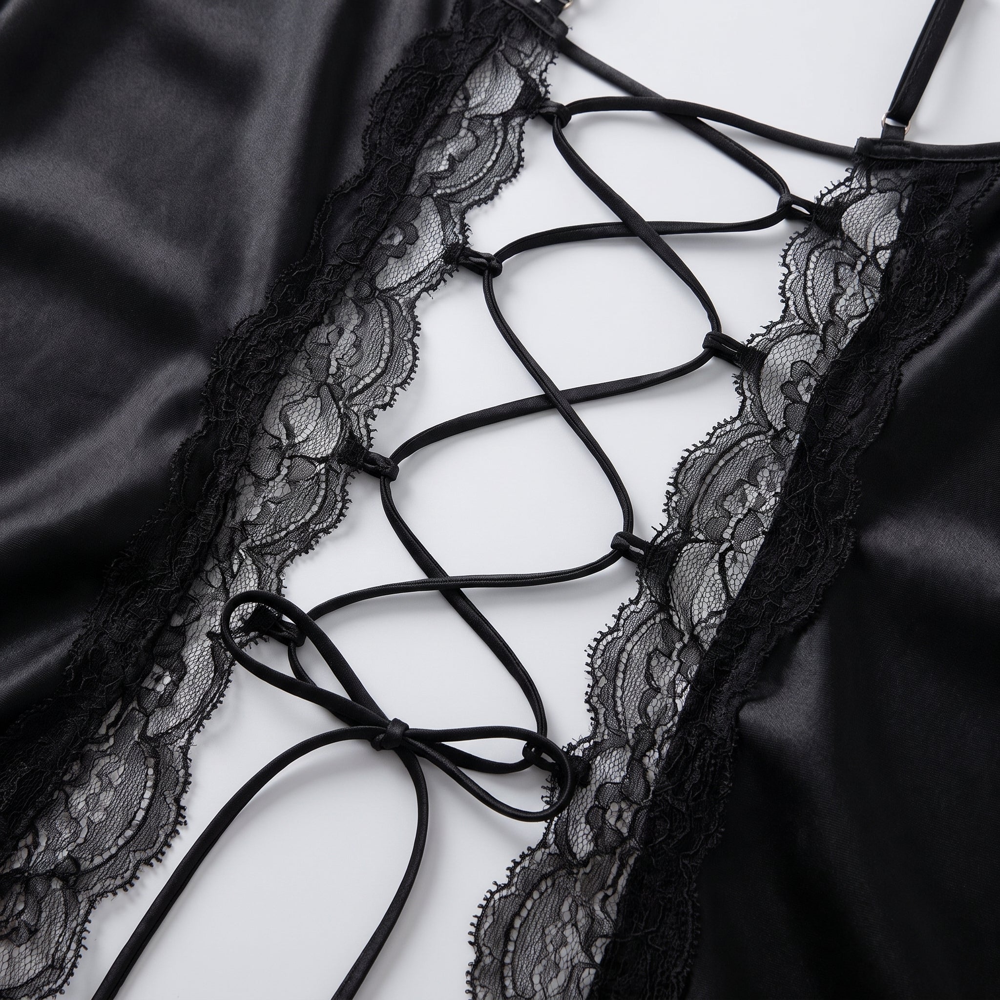Détail du laçage latéral croisé en cordons satin et de la dentelle noire Image