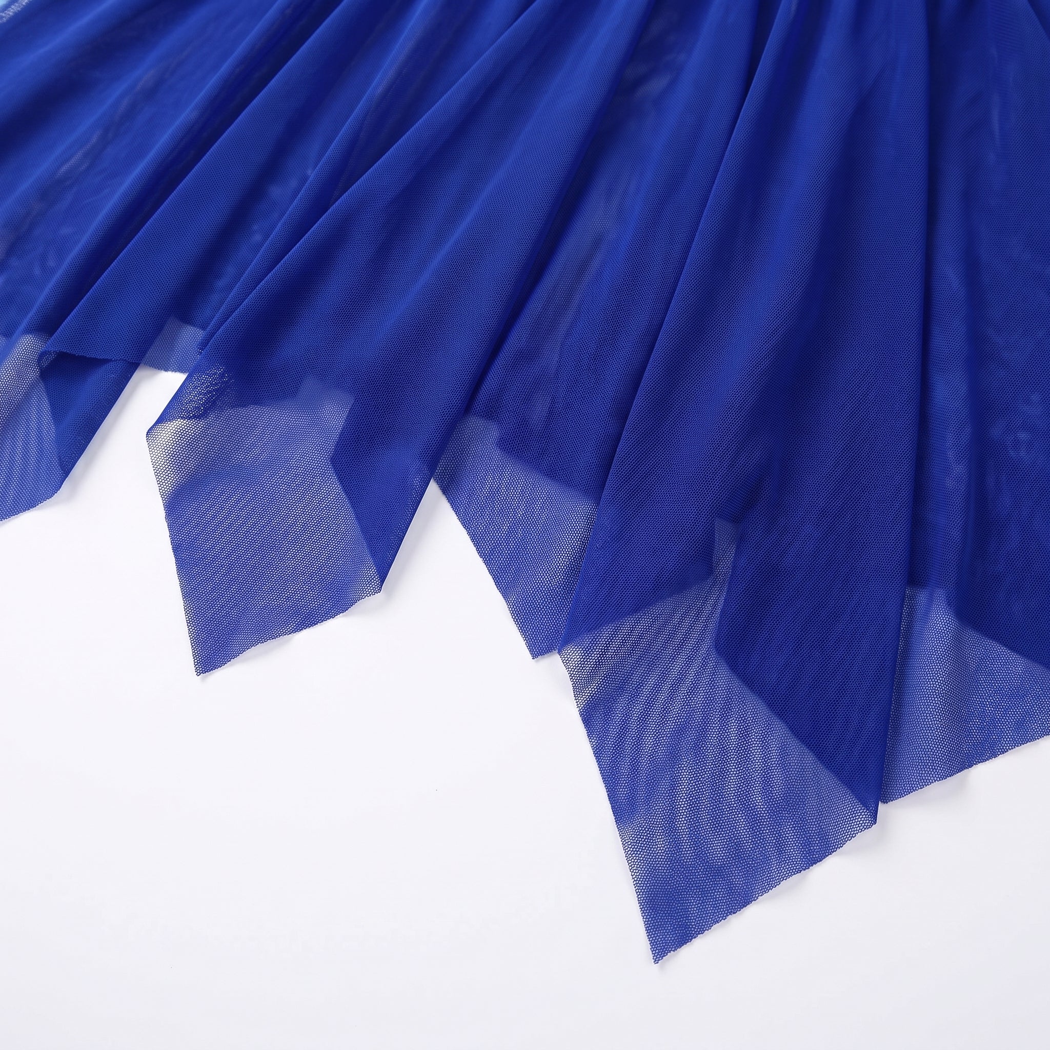 Détail du voile bleu roi transparent et de l'ourlet asymétrique en pointes Image