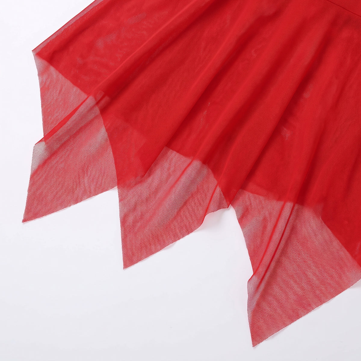 Détail du voile rouge transparent et de l'ourlet asymétrique en pointes