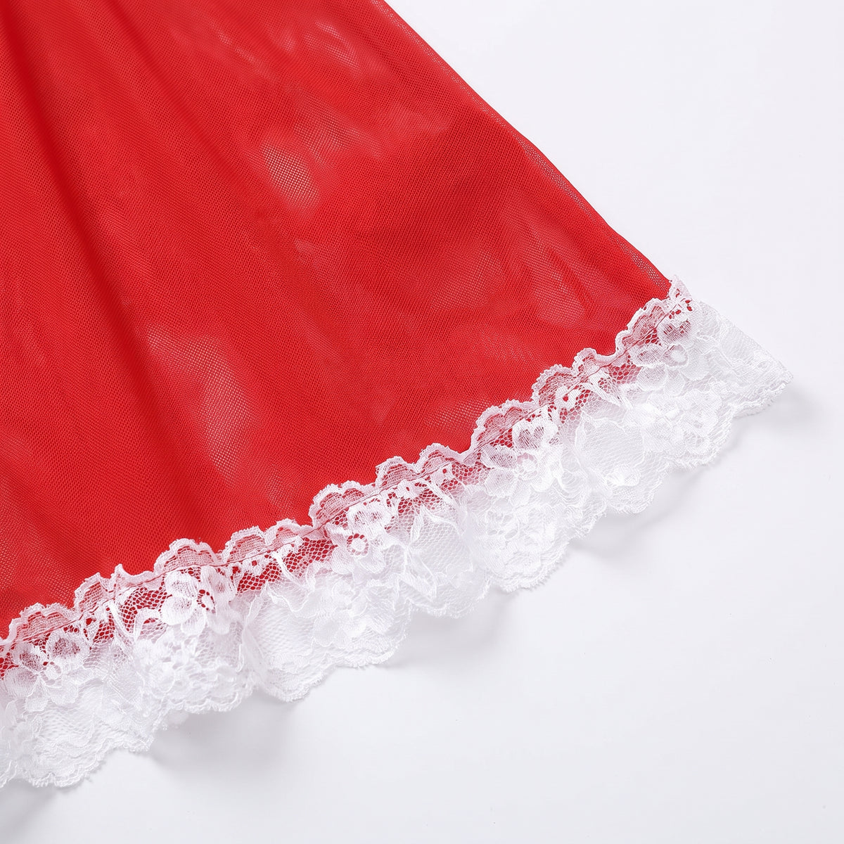 Détail du voile rouge transparent et du volant de dentelle blanche