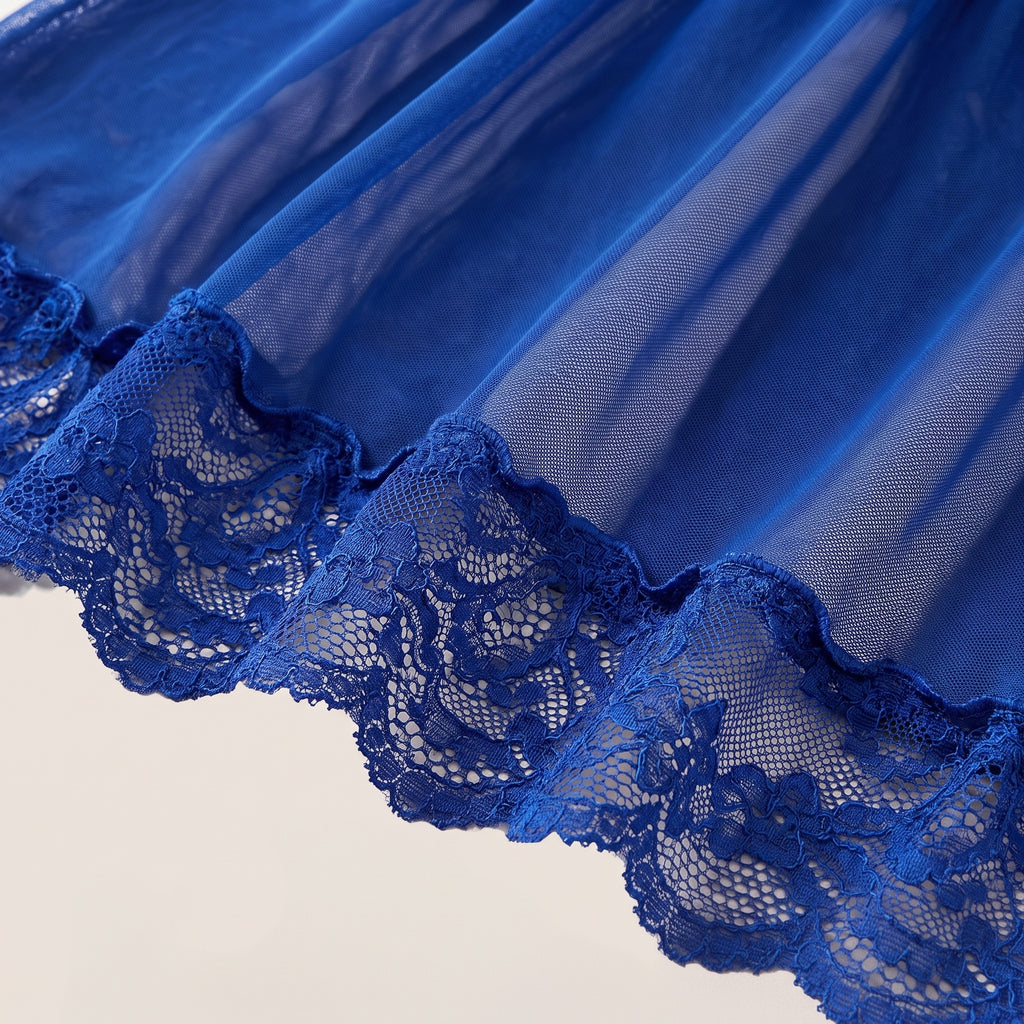 Détail du voile transparent et de l'ourlet festonné en dentelle bleu roi