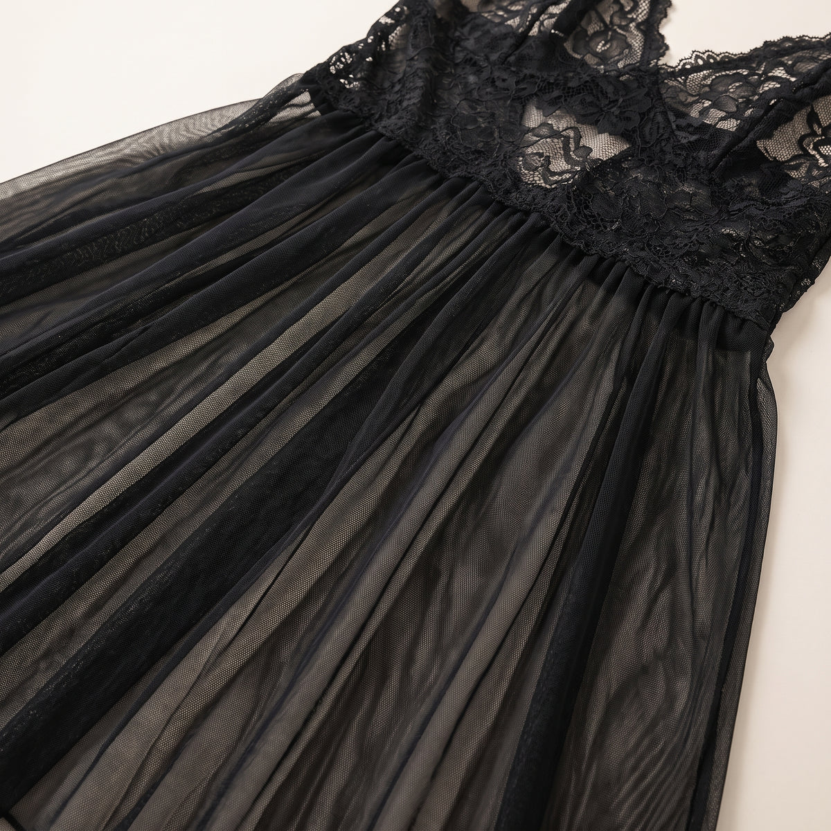Détail du voile mesh noir transparent et de la dentelle