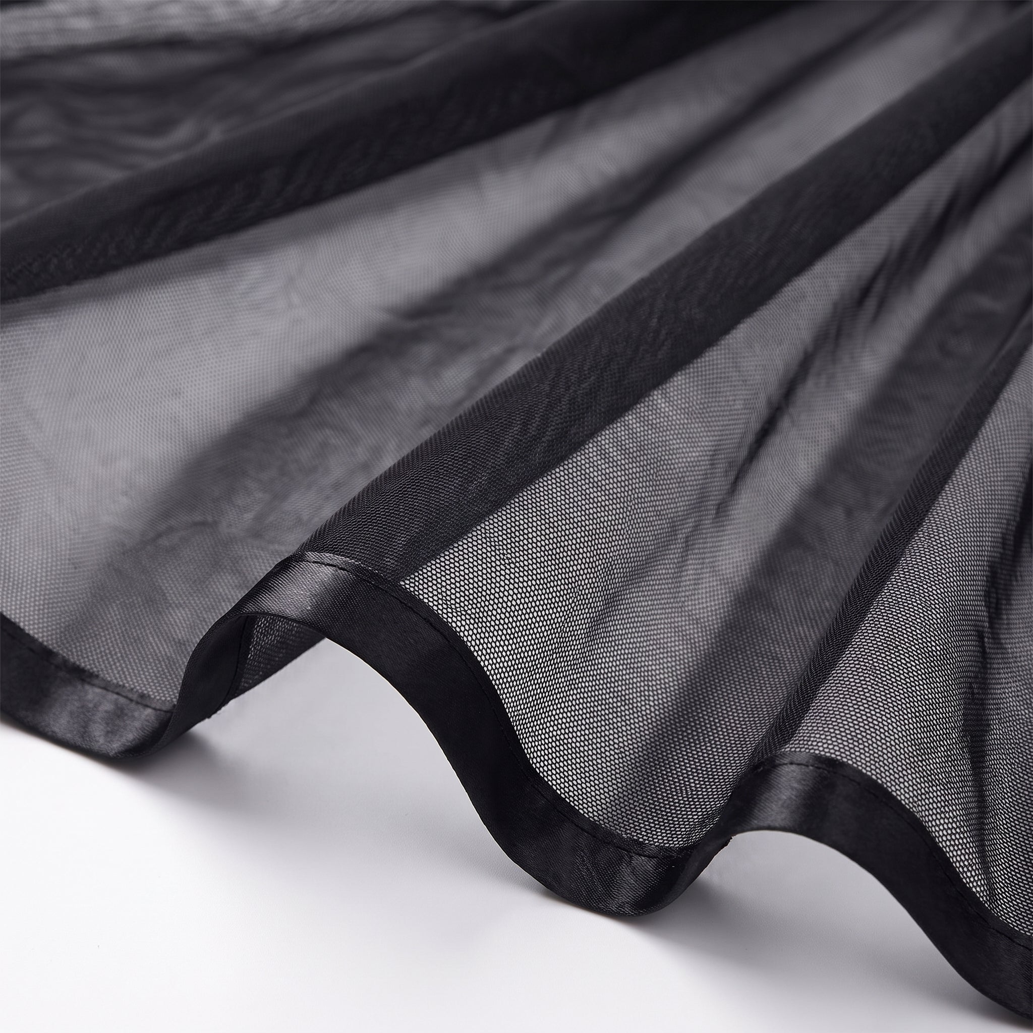 Détail de la jupe en voile mesh noir transparent et du biais satin Image