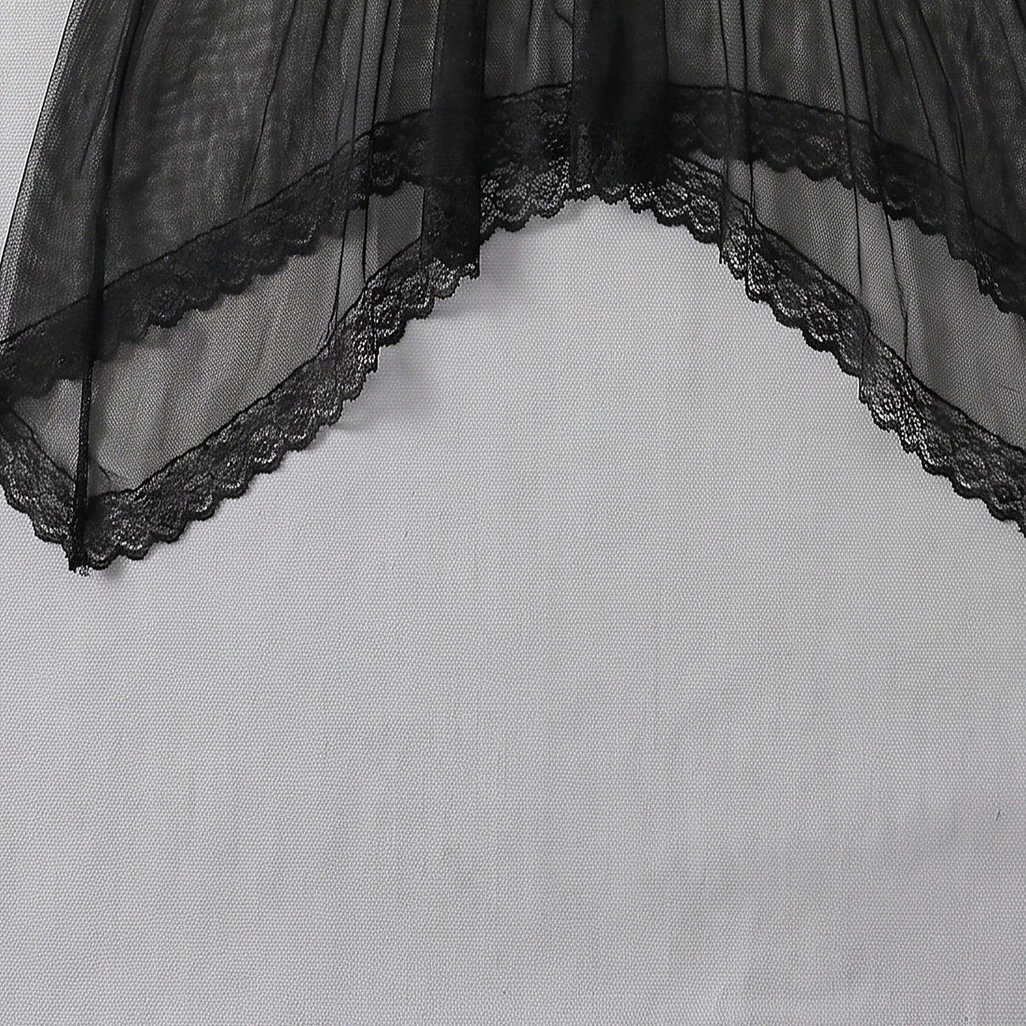 Détail du voile noir transparent et de l'ourlet festonné en dentelle Image
