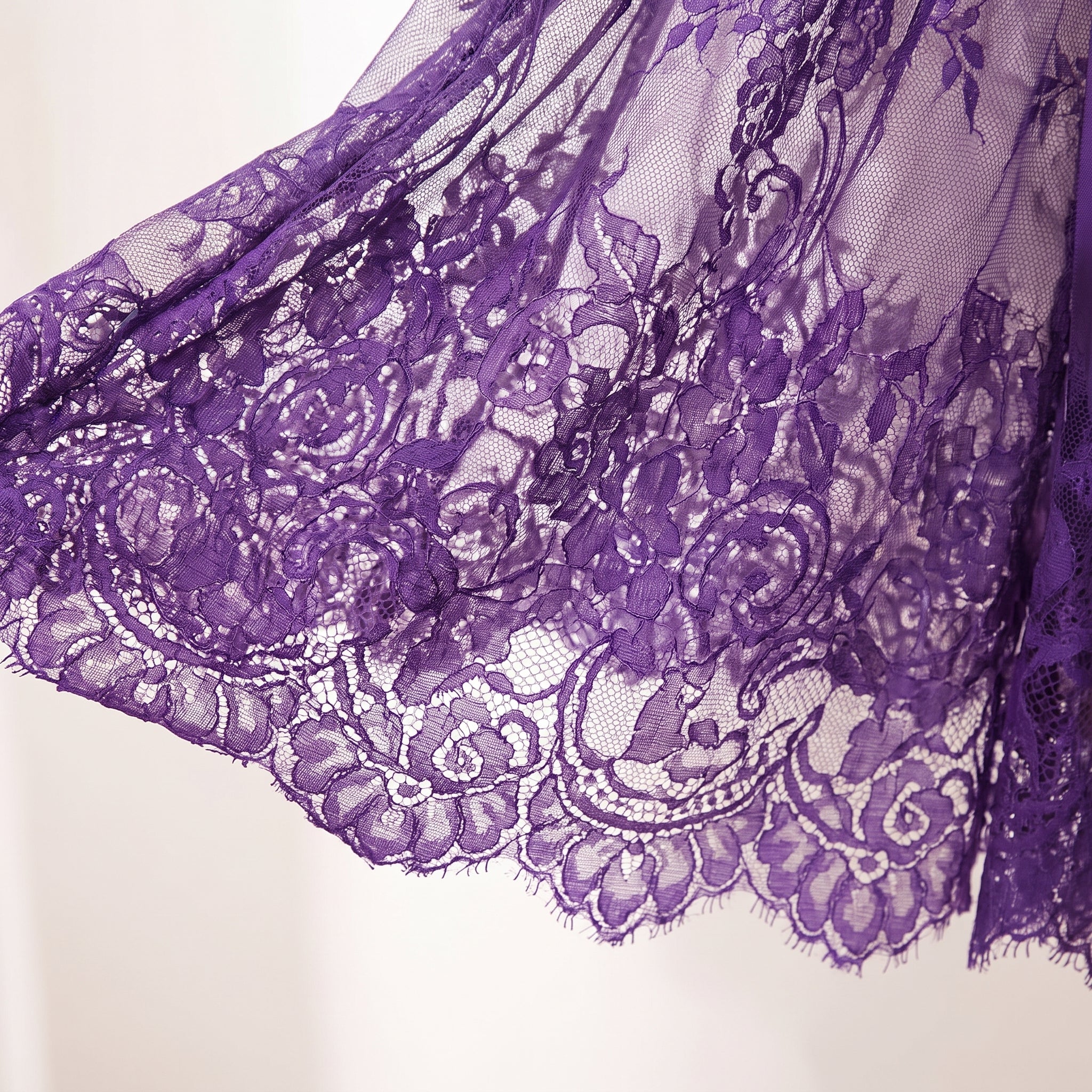Détail de l'ourlet festonné en dentelle florale violette transparente Image