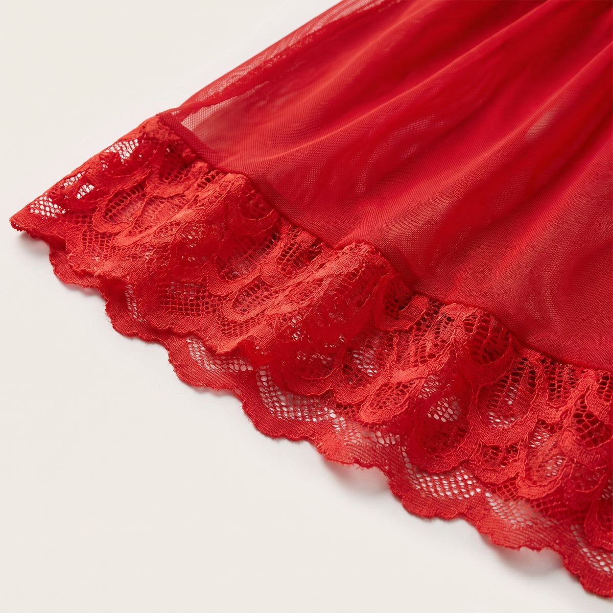Détail du voile mesh rouge transparent et de l'ourlet en dentelle