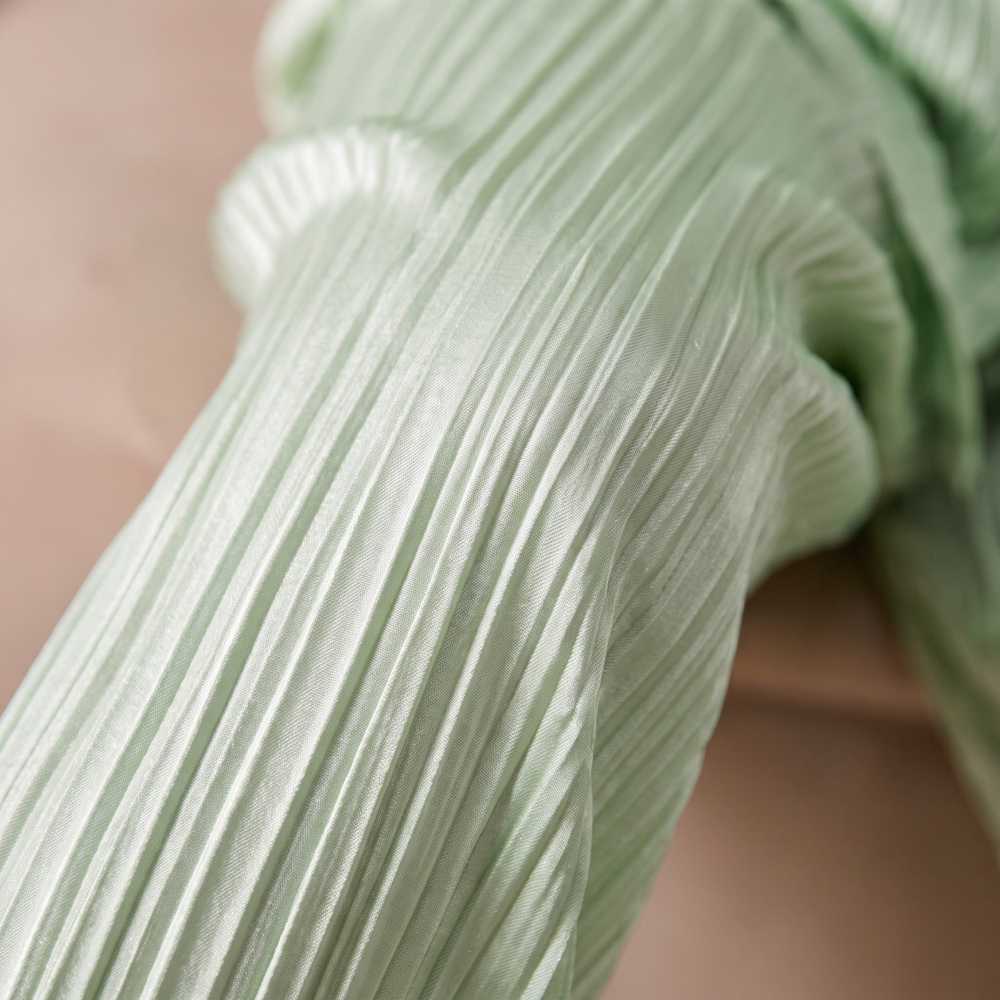 Gros plan sur la douceur du plissé satiné vert du pyjama femme hiver deux pièces Image