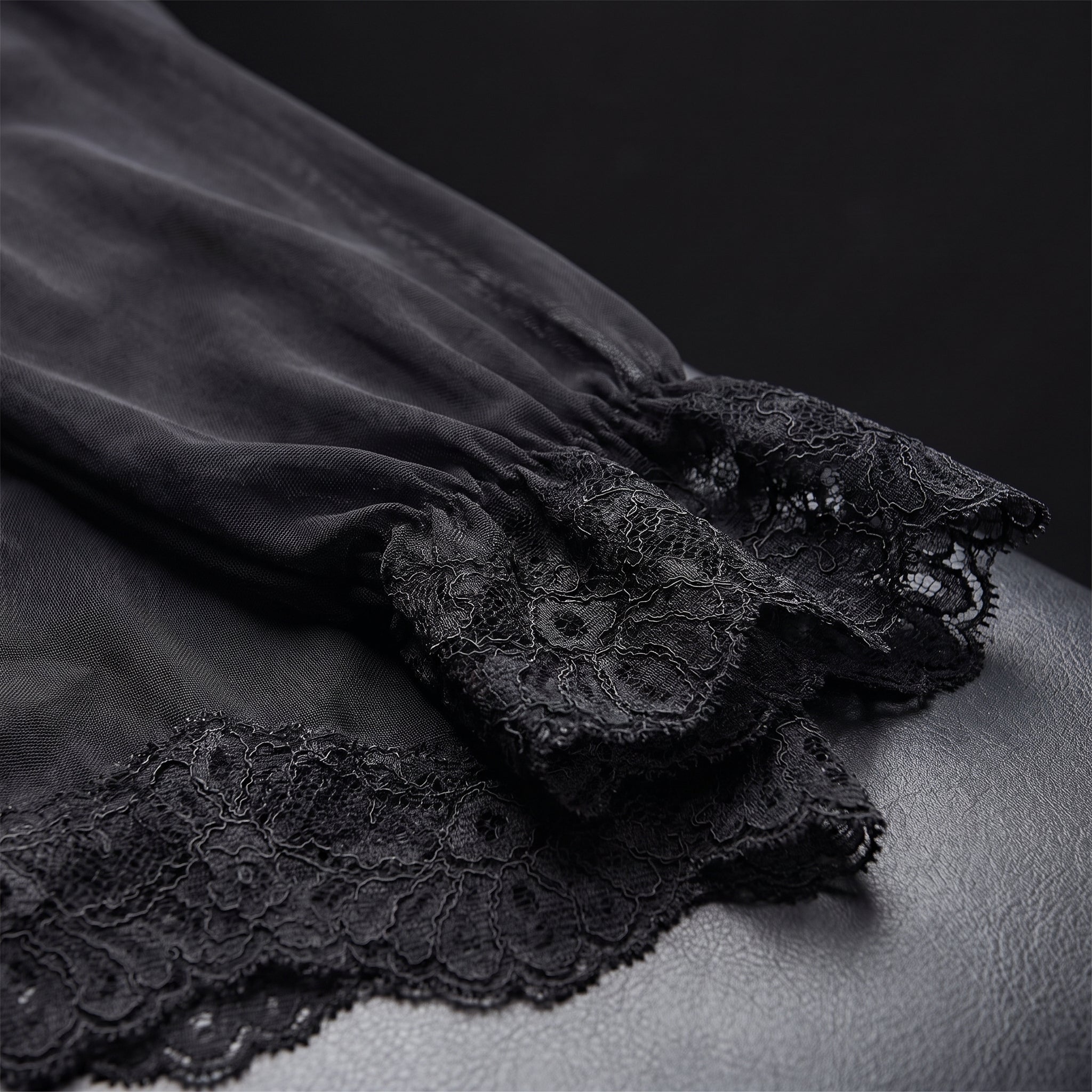 Détail du poignet et de l'ourlet en dentelle noire sur voile transparent Image