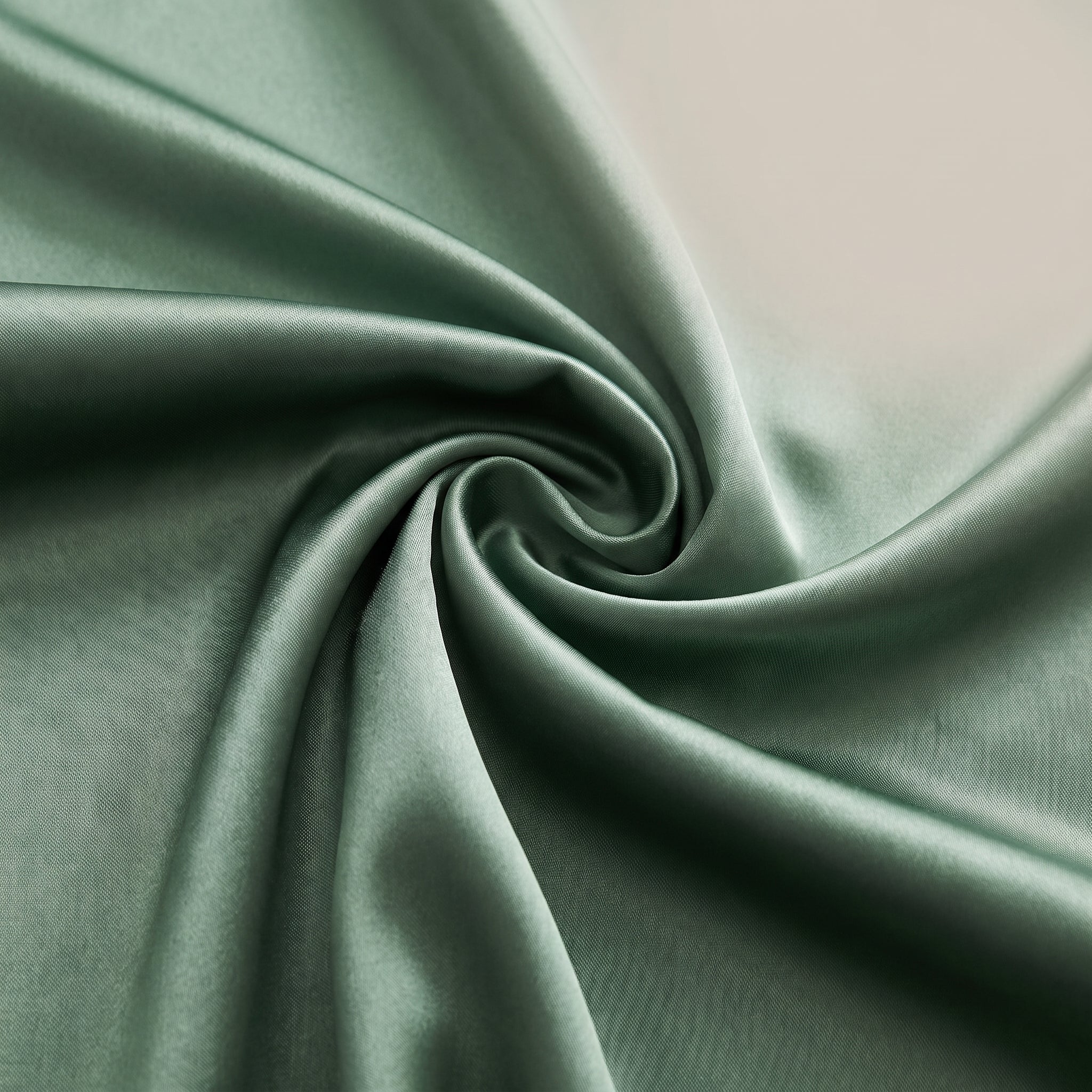 Détail du satin vert sauge lustré de la jupe Image