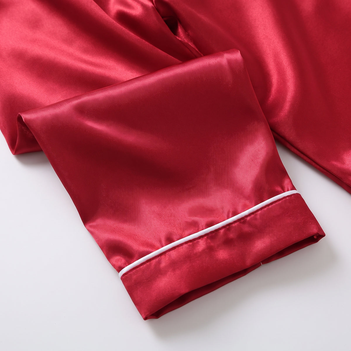 Détail du satin brillant et du passepoil de l'ourlet du pantalon de pyjama