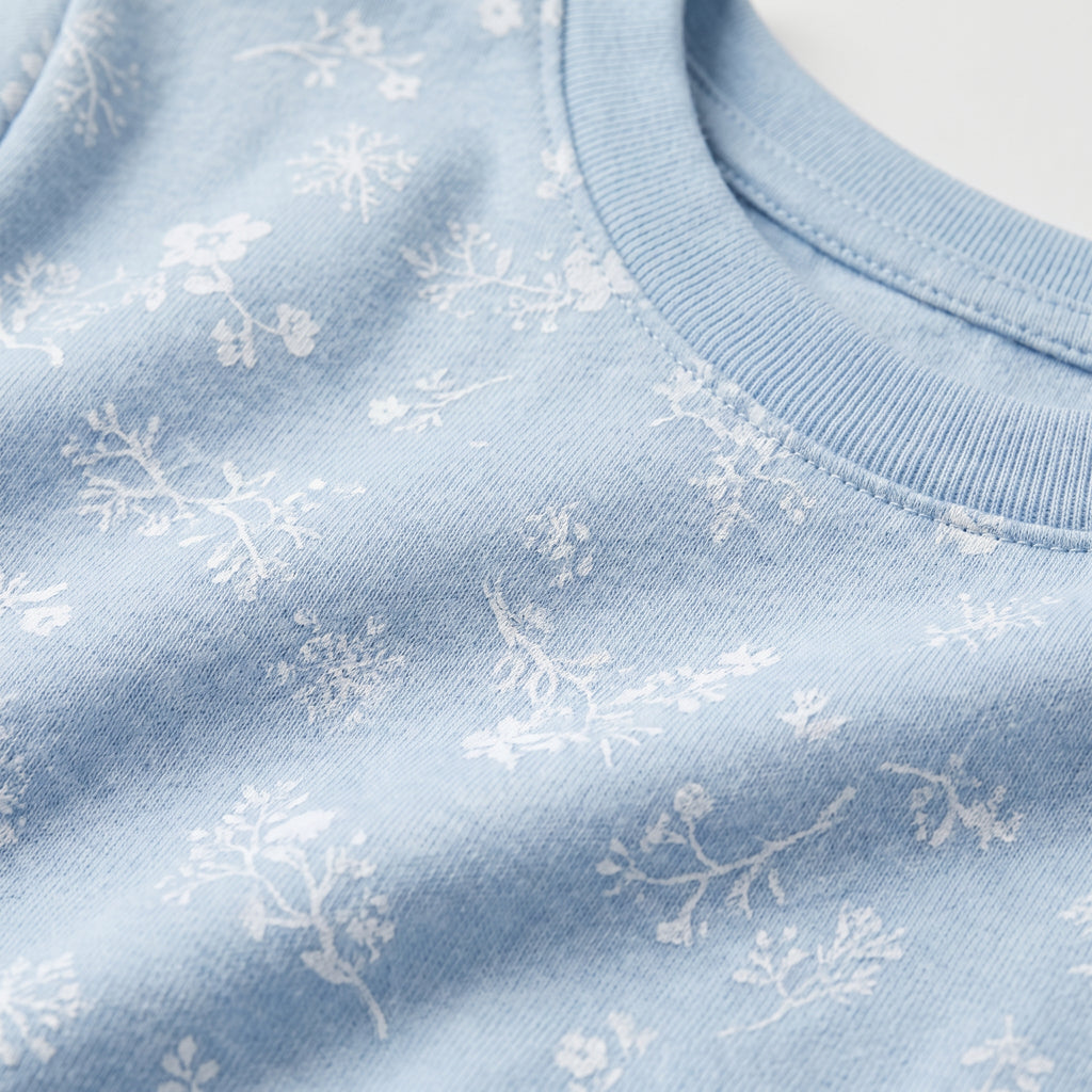Détail du coton bleu doux à imprimé floral et flocons