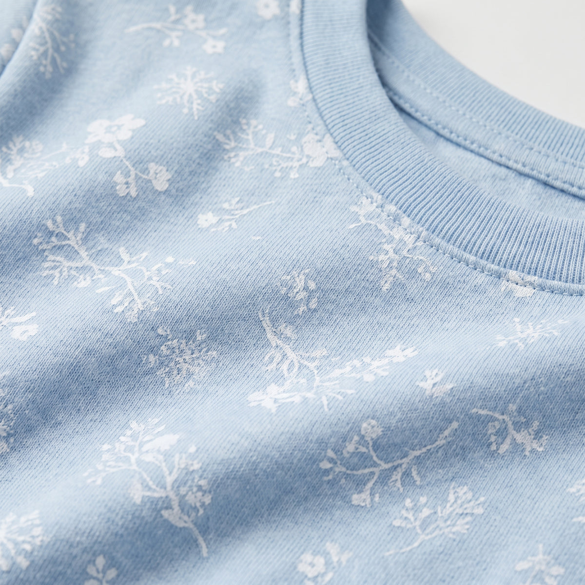 Détail du coton bleu doux à imprimé floral et flocons