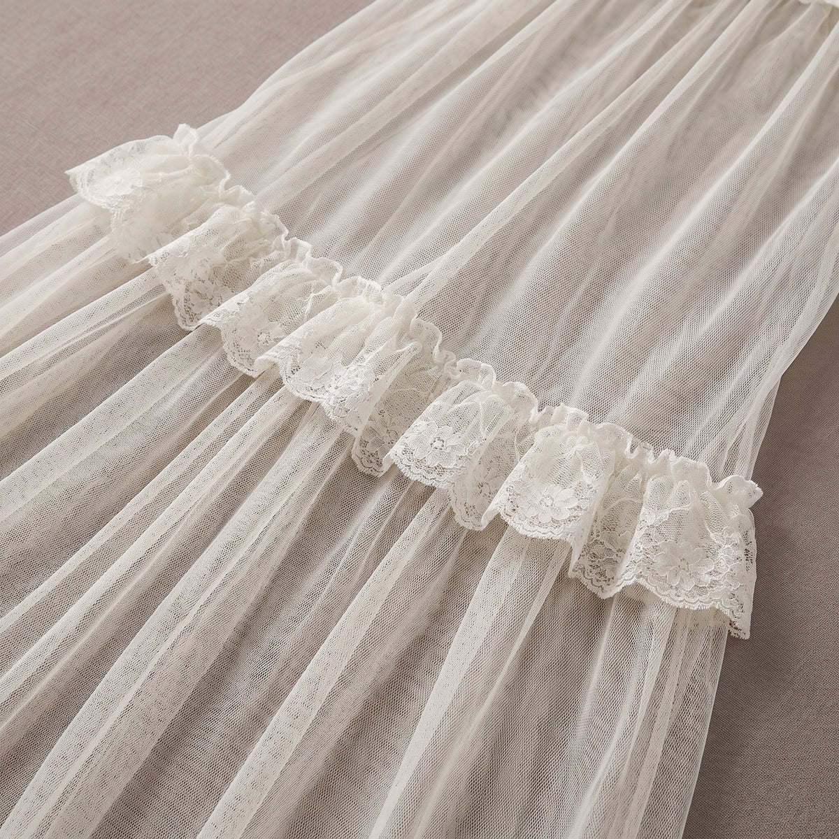 Détail du tulle transparent et du volant en dentelle de la jupe