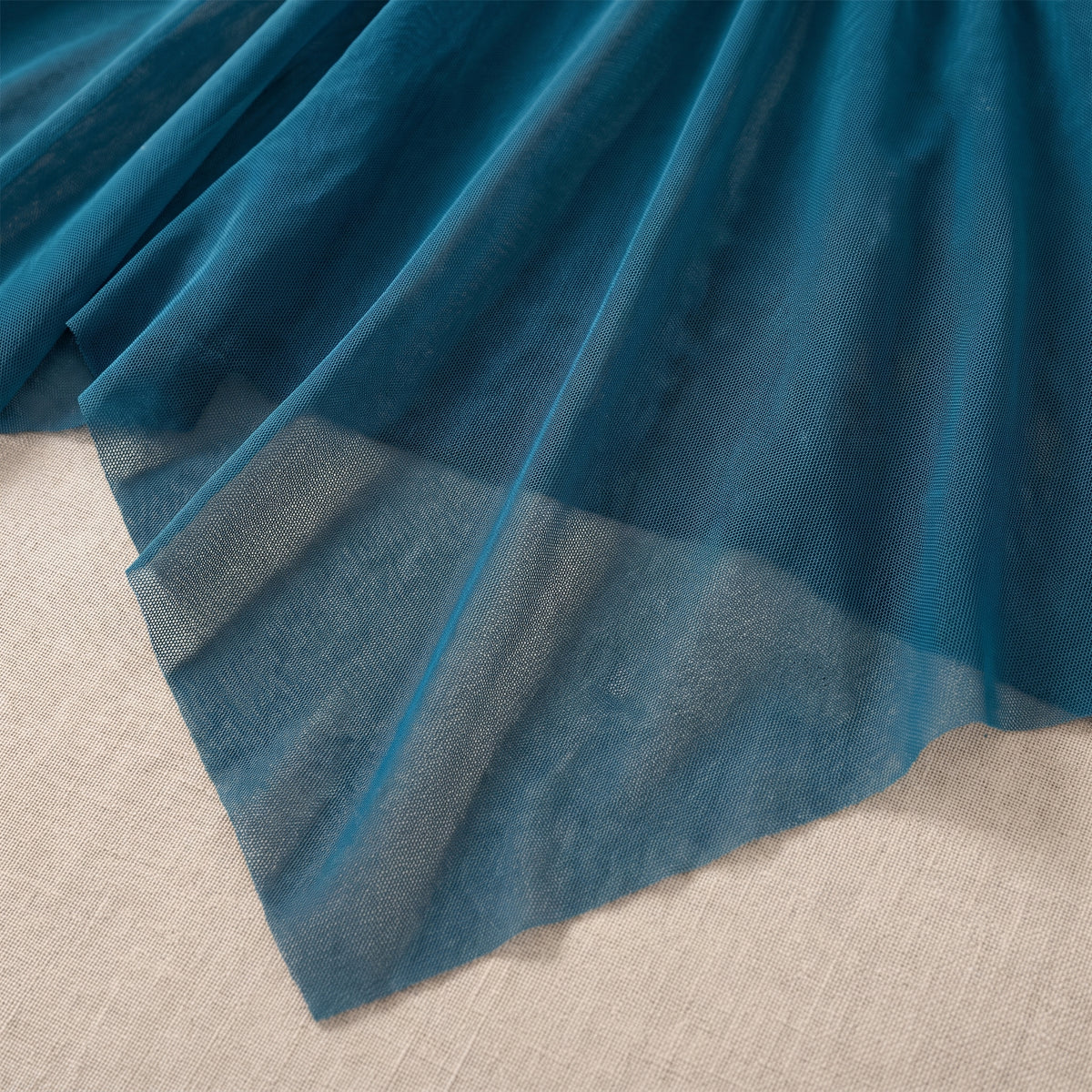 Détail du voile mesh transparent bleu canard à ourlet asymétrique