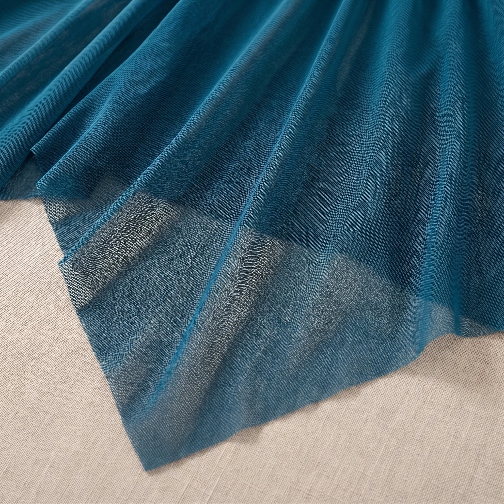 Détail du voile mesh transparent bleu canard à ourlet asymétrique Image