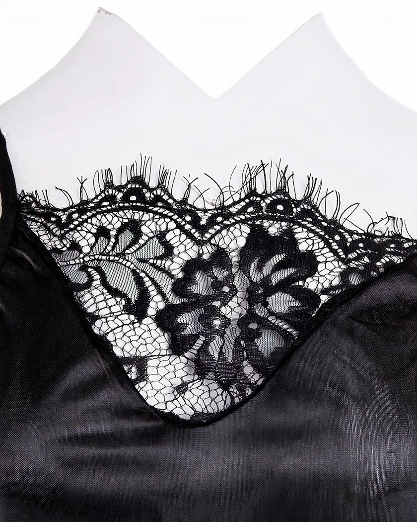 Gros plan de la dentelle florale à cils sur le satin noir