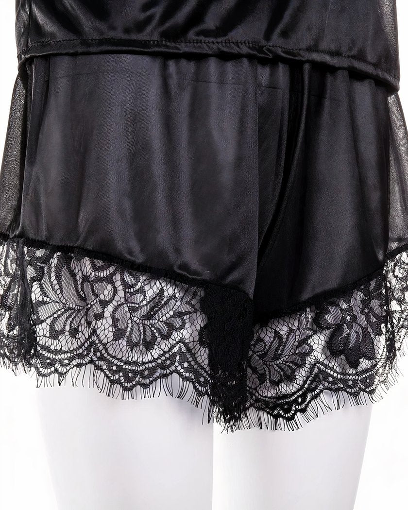 Détail du short en satin noir et de sa large bordure de dentelle à cils