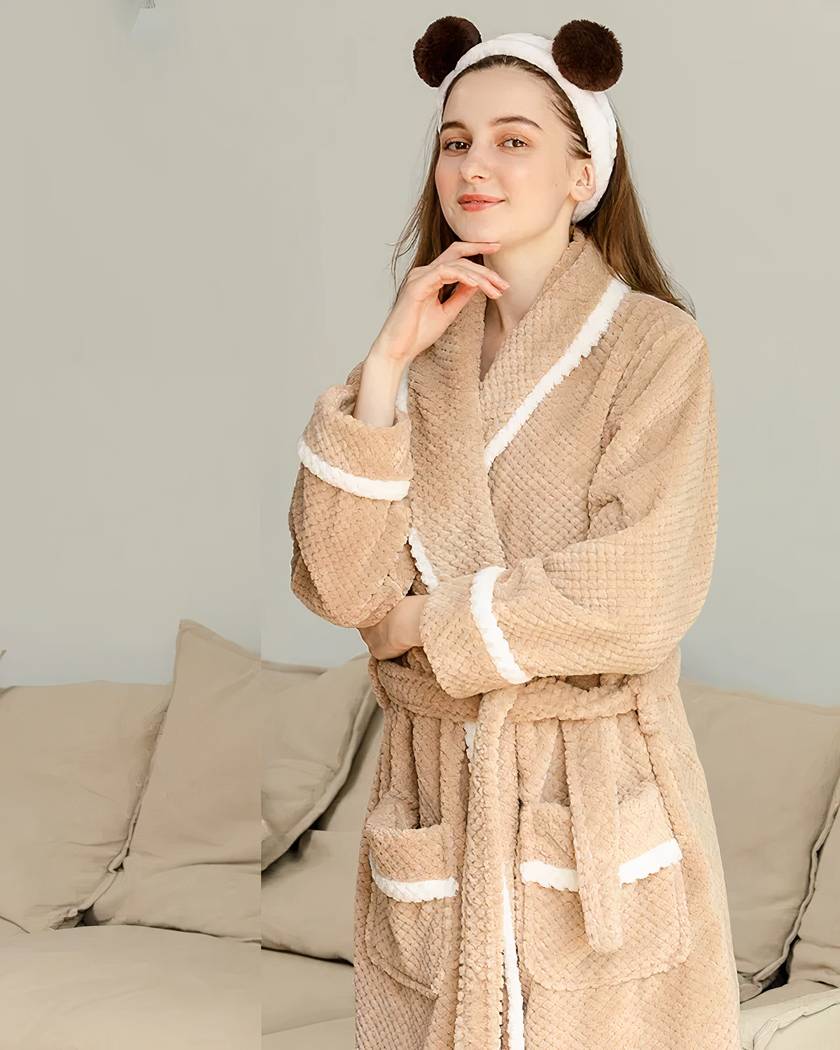 Peignoir long en polaire gaufrée, coloris camel, col châle à liseré blanc