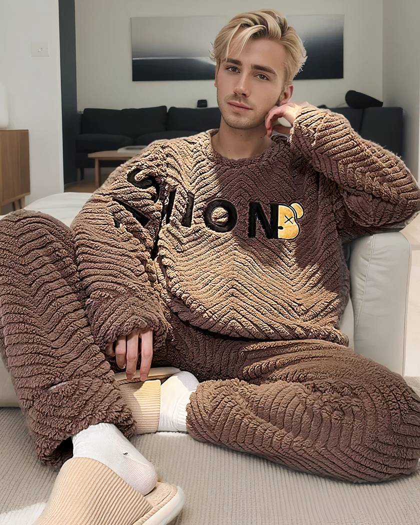 Pyjama homme en peluche, coloris marron bicolore chocolat et camel avec grand lettrage et mascotte ourson