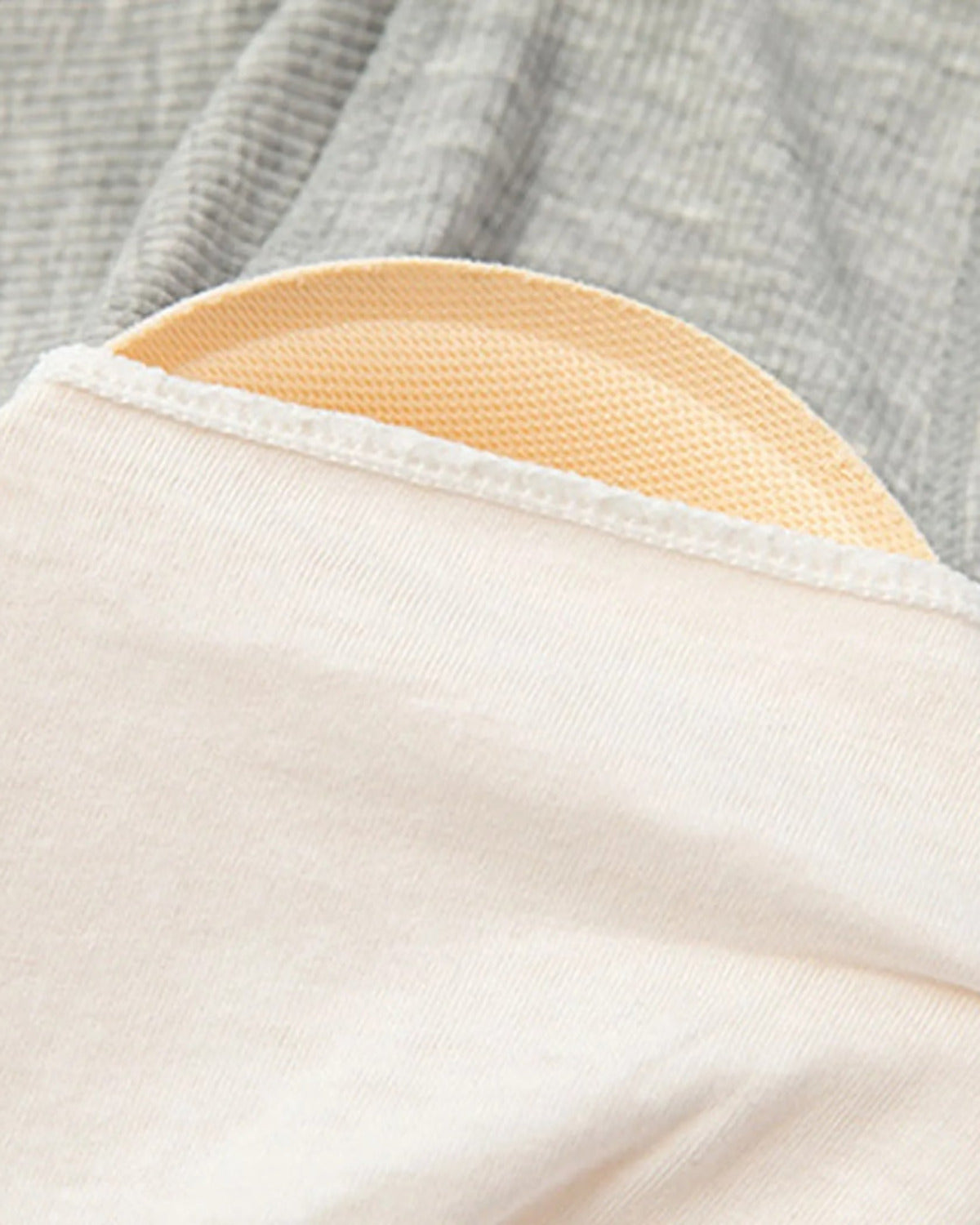 Detail de l ouverture d allaitement de la chemise de nuit de maternite en coton