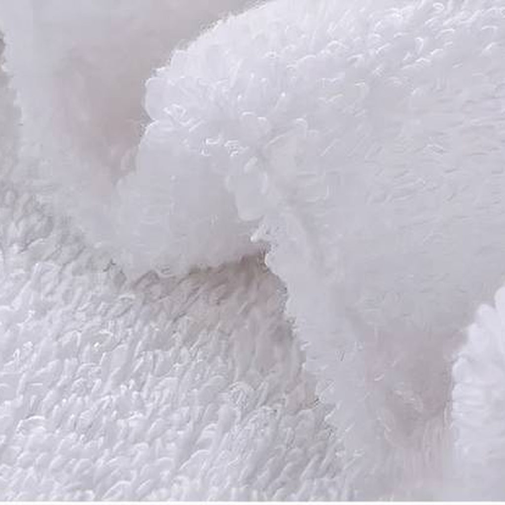Gros plan des boucles d'éponge de coton du peignoir de bain
