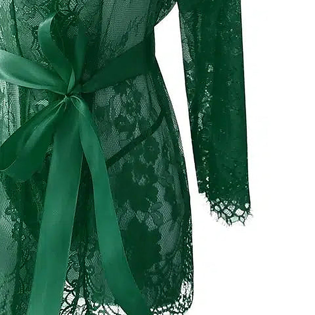 La ceinture de satin vert nouée à la taille et ses pans longs
