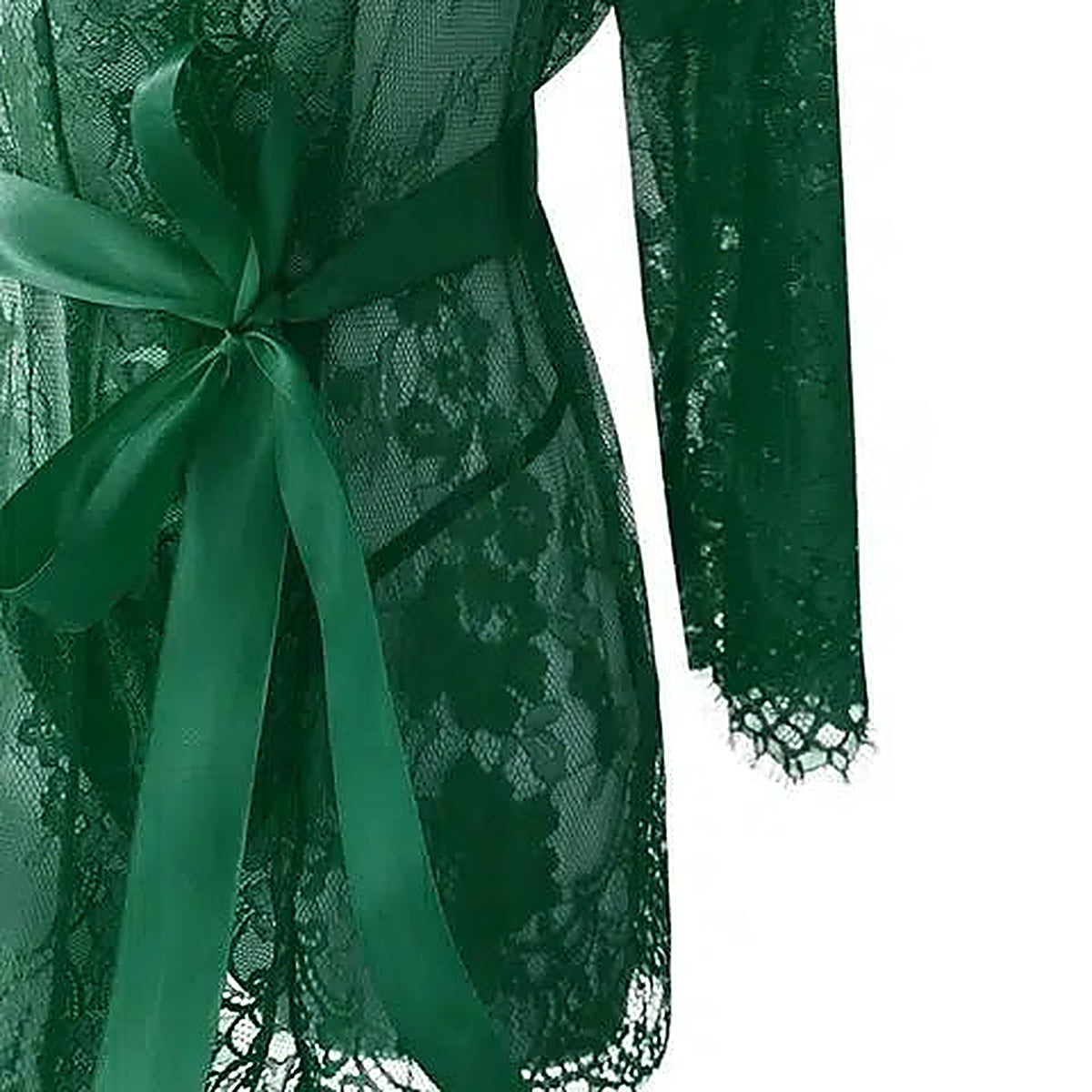 La ceinture de satin vert nouée à la taille et ses pans longs