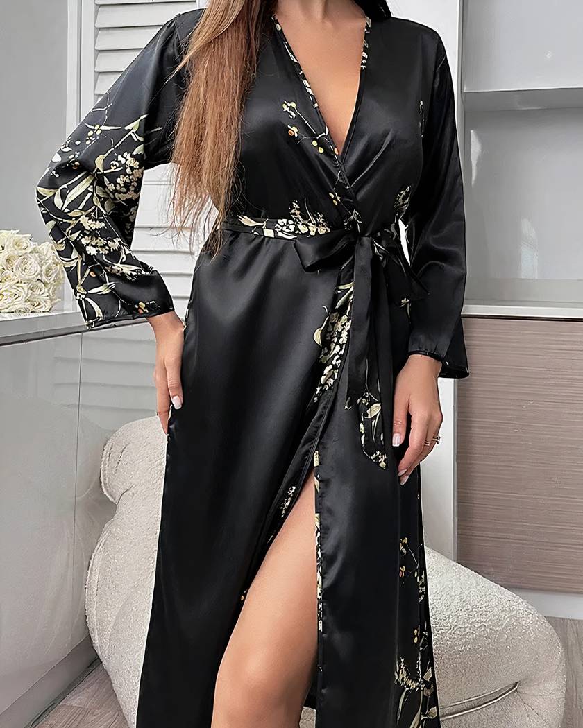 Peignoir kimono long en satin noir, motifs floraux crème sur le bord croisé et les manches