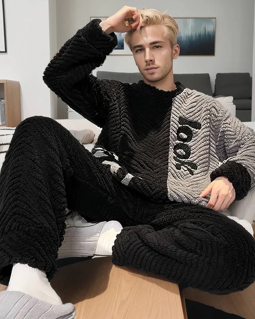 Pyjama homme en peluche, coloris noir avec large pan gris clair et lettrage look brodé
