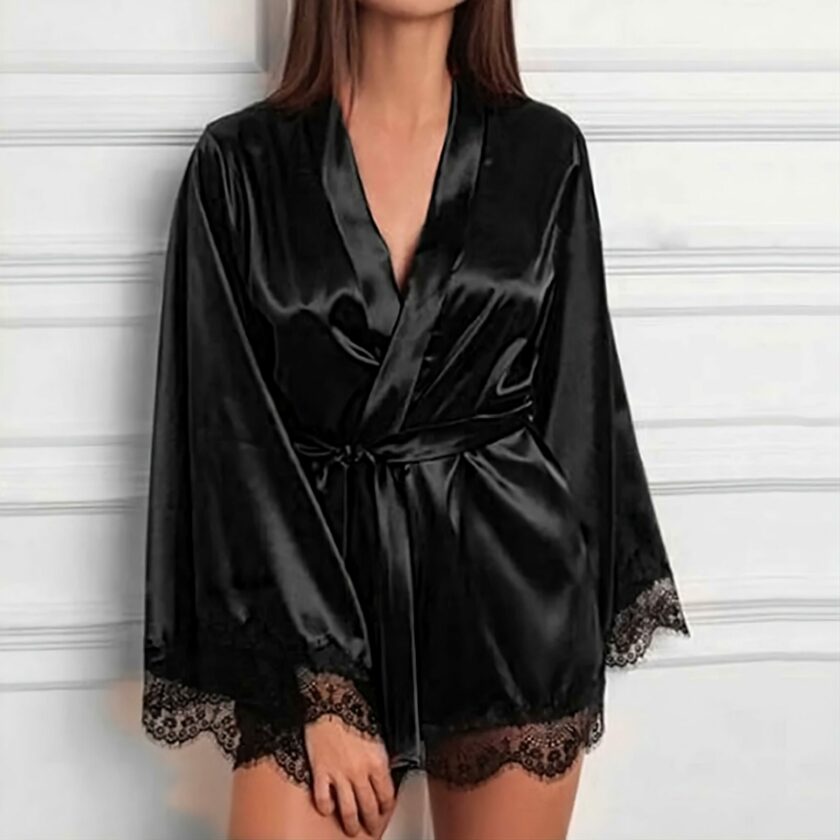 Kimono court satiné, coloris noir, dentelle noire ton sur ton aux manches et à l'ourlet